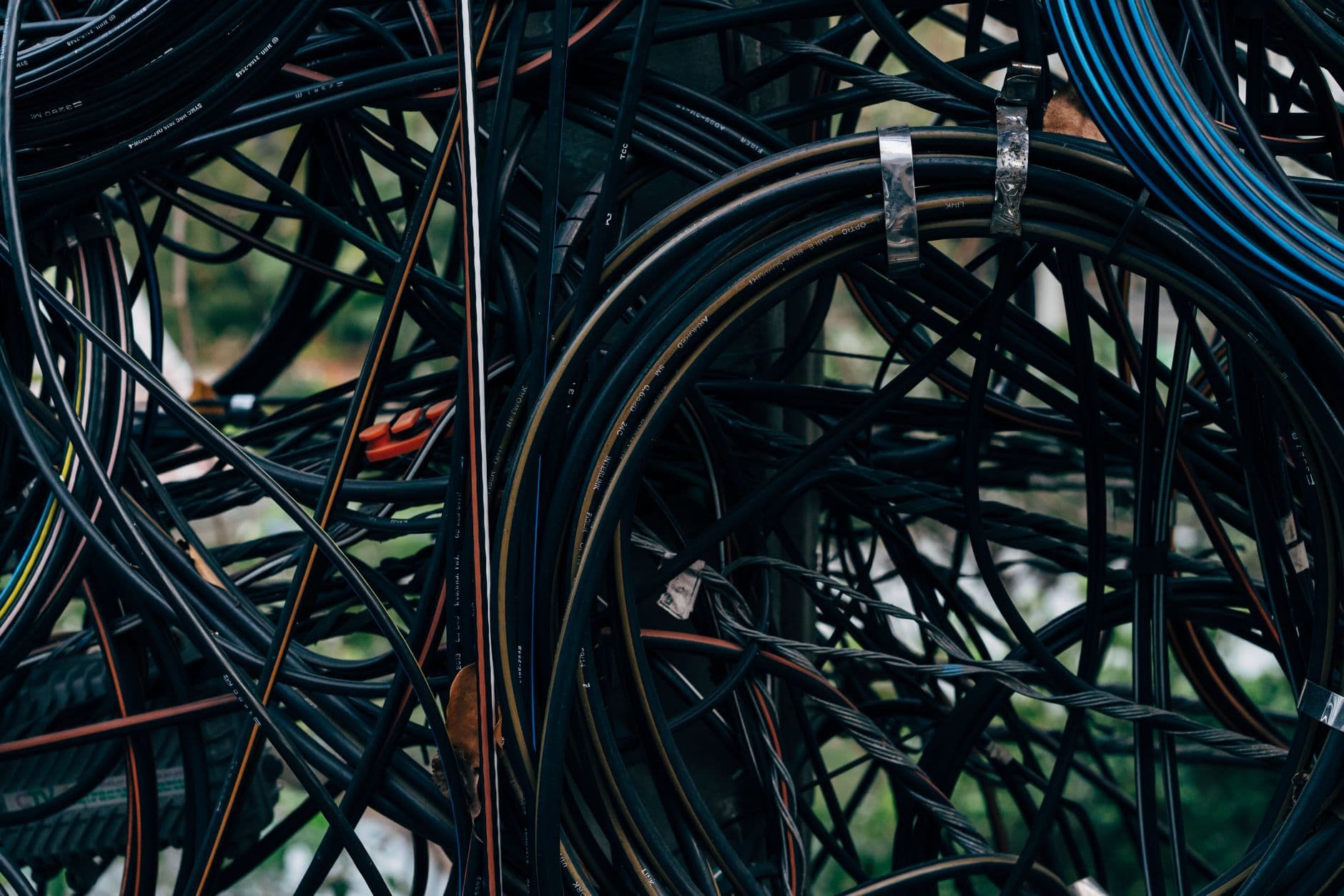 Kluwen zwarte elektriciteitskabels met metalen klemmen, van dichtbij bekeken