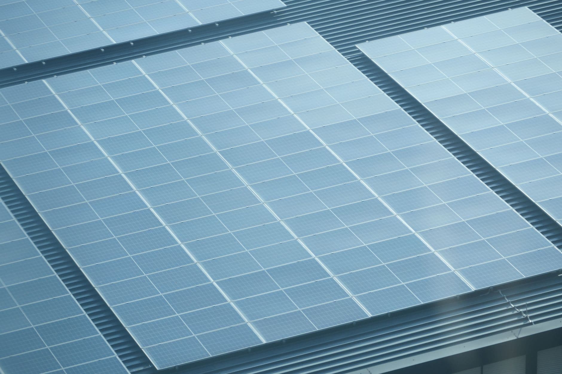 Rijen zonnepanelen op het metalen dak van een bedrijfsgebouw