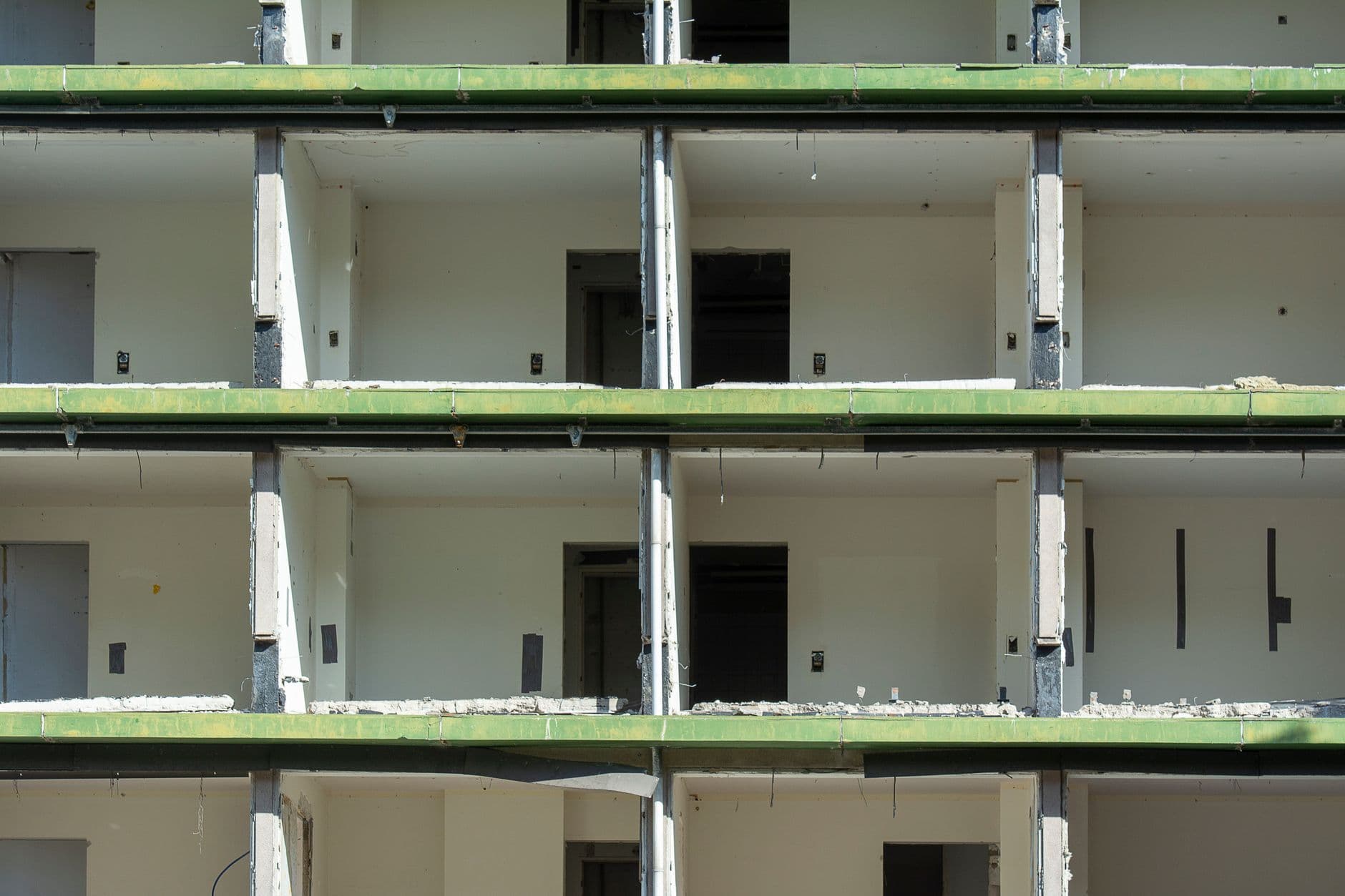 Betonnen verdiepingen van een deels gestript gebouw met blootgelegde binnenmuren