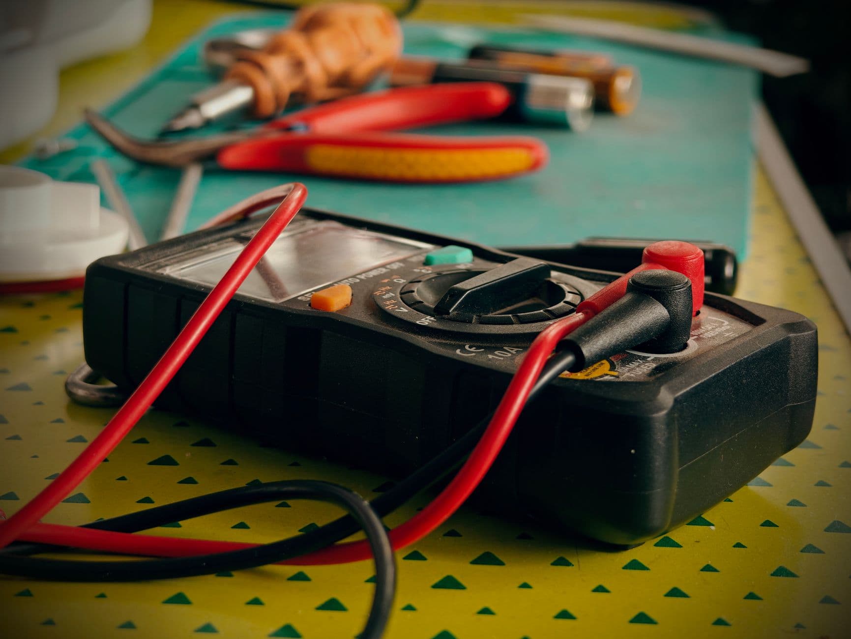 Handen aan elektrische bekabeling