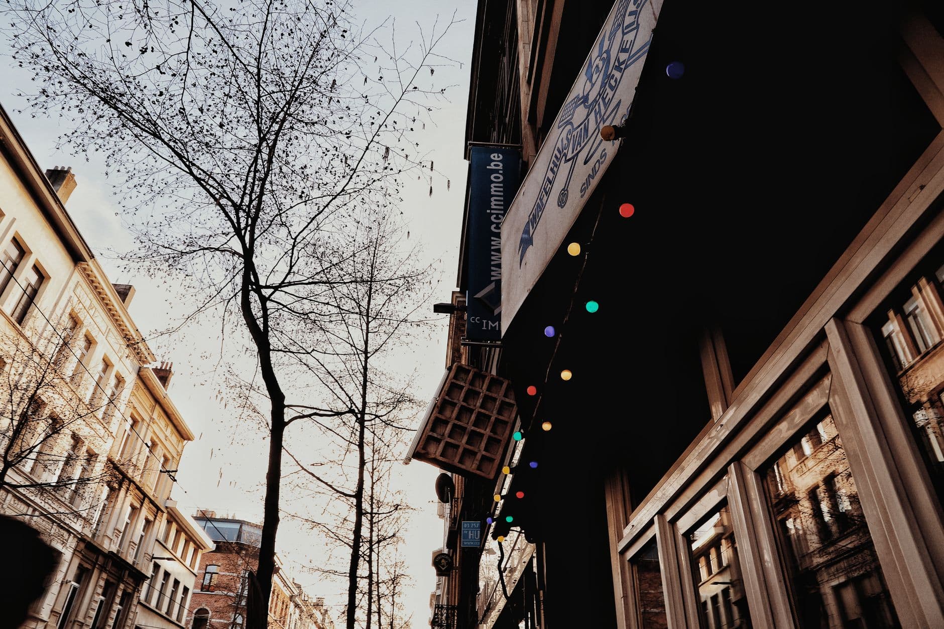 Rue d'Anvers aux façades typiques et éclairage d'ambiance
