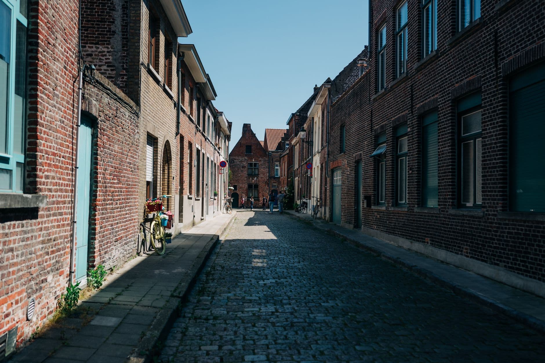 Rustige straat met bakstenen rijwoningen en kasseien