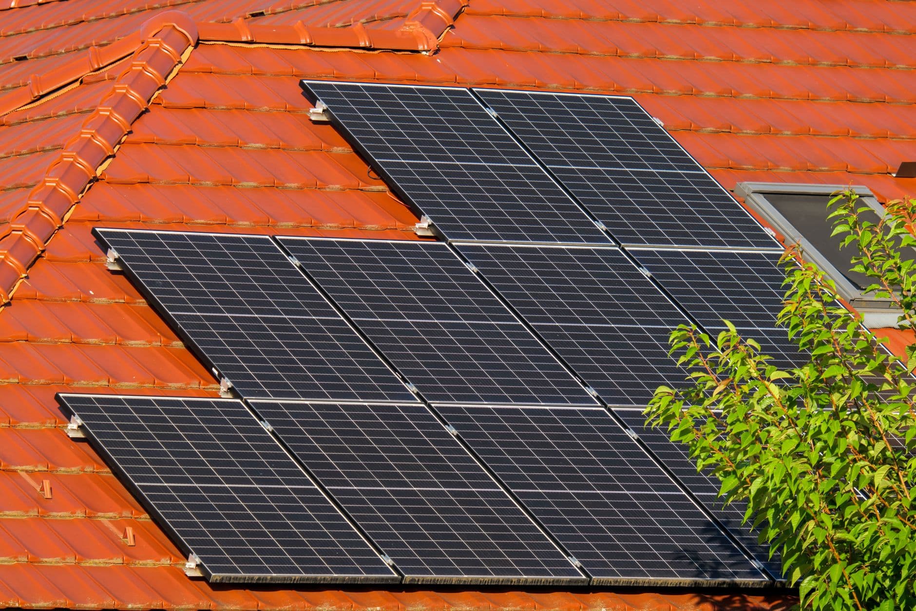 Zonnepanelen op een rood pannendak
