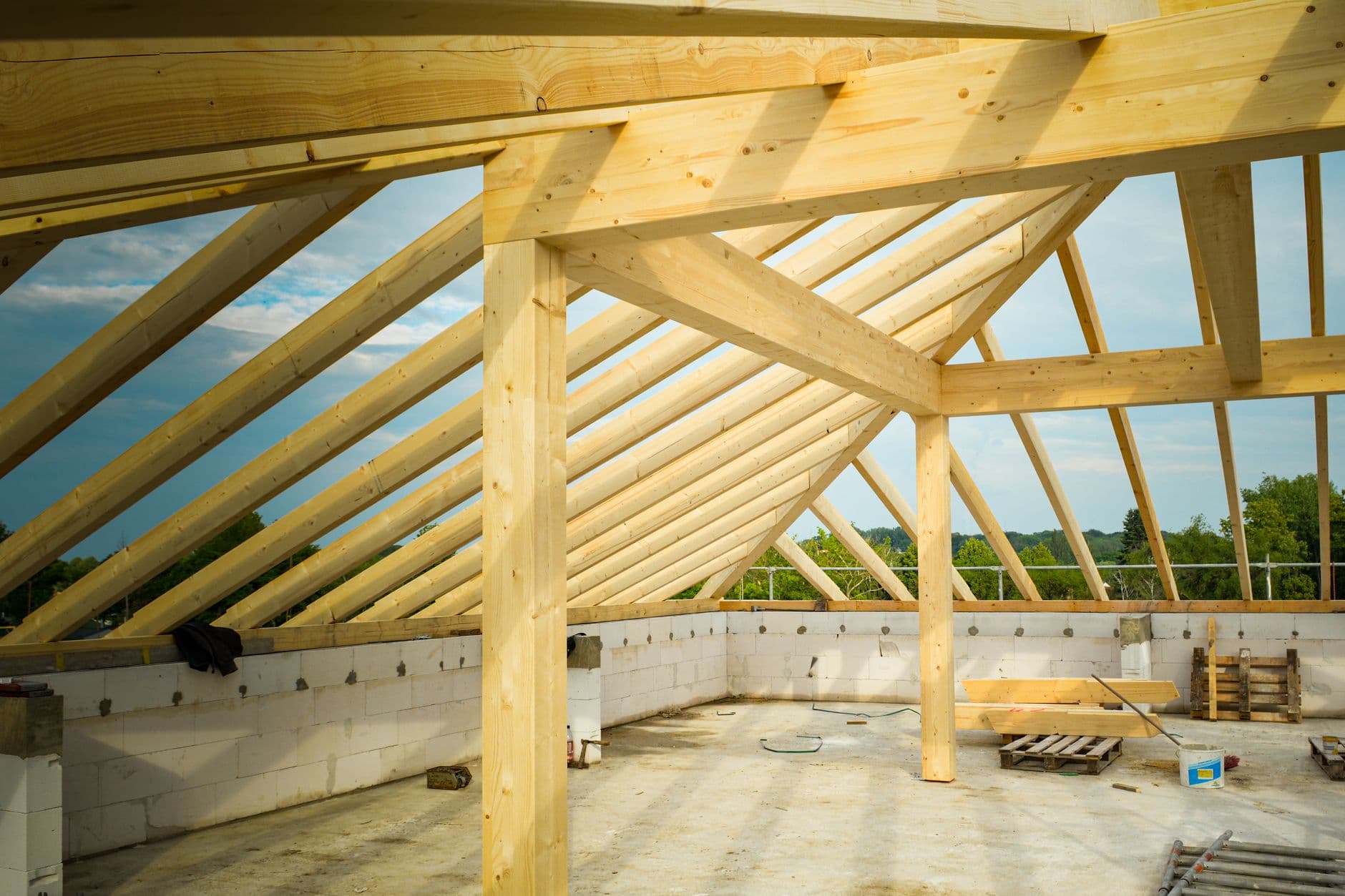 Nieuwe houten dakconstructie op een woning in aanbouw, de spanten nog zonder isolatie